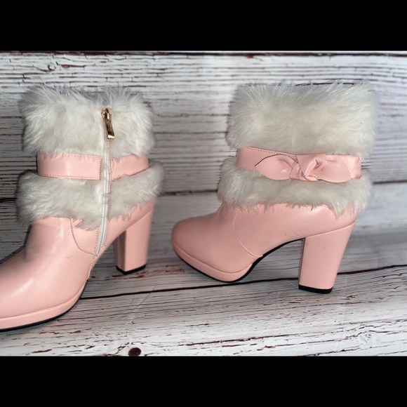 Pink boots with the fur! - Picture 2 of 7